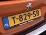 Peugeot e-2008 EV Allure 50kWh SOH 97% Two Tone 3D-Navi Stoelverwarming Apple Carplay Android Auto Ecc Cruise Control Regen-Lichtsensor Privacy Glas Keyless Connected-Apps DAB Bluetooth Led Lane Assist Isofix Dealeronderhouden 1e Eigenaar Origineel Nederlandse Auto