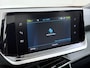 Peugeot e-2008 EV Allure 50kWh SOH 97% Two Tone 3D-Navi Stoelverwarming Apple Carplay Android Auto Ecc Cruise Control Regen-Lichtsensor Privacy Glas Keyless Connected-Apps DAB Bluetooth Led Lane Assist Isofix Dealeronderhouden 1e Eigenaar Origineel Nederlandse Auto