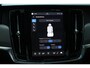 Volvo V90 2.0 T8 Plug-in hybrid AWD Ultra Dark | Luchtvering | Bowers & Wilkins Audiosysteem | Lichtmetalen Velgen 20"| Kunstlederen Interieurdelen | Semi Elektrische Trekhaak | Adaptieve Matrix-LED Koplampen | Rondomzicht Camera | Elektrisch Glazen Panorama-Dak | Head-up Display | Electronic Climate Controle | Massagefunctie Voorstoelen | Verwarmde en Geventileerde Voorstoelen | Stuurwiel Verwarmd | Achterbank Verwarmd | Google Navigatiesysteem Full Map | Gelaagde Zijruiten |