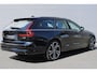 Volvo V90 2.0 T8 Plug-in hybrid AWD Ultra Dark | Luchtvering | Bowers & Wilkins Audiosysteem | Lichtmetalen Velgen 20"| Kunstlederen Interieurdelen | Semi Elektrische Trekhaak | Adaptieve Matrix-LED Koplampen | Rondomzicht Camera | Elektrisch Glazen Panorama-Dak | Head-up Display | Electronic Climate Controle | Massagefunctie Voorstoelen | Verwarmde en Geventileerde Voorstoelen | Stuurwiel Verwarmd | Achterbank Verwarmd | Google Navigatiesysteem Full Map | Gelaagde Zijruiten |