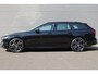 Volvo V90 2.0 T8 Plug-in hybrid AWD Ultra Dark | Luchtvering | Bowers & Wilkins Audiosysteem | Lichtmetalen Velgen 20"| Kunstlederen Interieurdelen | Semi Elektrische Trekhaak | Adaptieve Matrix-LED Koplampen | Rondomzicht Camera | Elektrisch Glazen Panorama-Dak | Head-up Display | Electronic Climate Controle | Massagefunctie Voorstoelen | Verwarmde en Geventileerde Voorstoelen | Stuurwiel Verwarmd | Achterbank Verwarmd | Google Navigatiesysteem Full Map | Gelaagde Zijruiten |