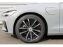 Volvo V60 T8 Plug-in hybrid AWD Plus Dark SOH-waarde 100% | Trekhaak | Verwarmbare voorstoelen, achterbank en stuurwiel | 360 graden camera | Premium audio by Harman Kardon | Adaptieve cruise control |
