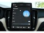 Volvo XC60 2.0 T6 Plug-in hybrid AWD Plus Dark | SOH-waarde 100% |Trekhaak | 360 graden camera | Head-up display | Verwarmbare voorstoelen en stuurwiel | Premium audio by Harman Kardon |