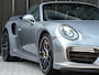 Porsche 911 Cabrio 3.8 Turbo S | Keramische Remmen | Carbon Inleg | 18 Wegs Adaptieve Sportstoelen + Memory | Achterasbesturing | Bose | Camera | Sport Chrono | Stoel + Stuurverwarming |