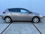 Toyota Auris 1.8 Hybrid Executive Clima | bluetooth | stoelverwarming | navi | isofix | Lm velgen | privacy glass
