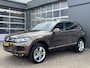 Volkswagen Touareg 3.0 TSI Hybrid Highline Luchtvering Stoelkoeling verwarming Panorama dak Camera Trekhaak 3500kg trekgewicht Telefoonverbinding Stoelmemory Parkeersensoren Onderhoudshistorie bekend