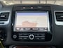 Volkswagen Touareg 3.0 TSI Hybrid Highline Luchtvering Stoelkoeling verwarming Panorama dak Camera Trekhaak 3500kg trekgewicht Telefoonverbinding Stoelmemory Parkeersensoren Onderhoudshistorie bekend