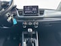 Kia Stonic 1.0 T-GDi MHEV DynamicLine 6-bak 112PK | Trekhaak | Luxe Stof | Glans Exterieur | Achteruitrijcamera + Sensor Achter | Airco | Adaptieve Cruise Control | Start/Stop | ESP | AEB | ASR | ABS | Rijstrook correctie | Bluetooth | LED | 15" LMV