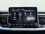 Kia Stonic 1.0 T-GDi MHEV DynamicLine 6-bak 112PK | Trekhaak | Luxe Stof | Glans Exterieur | Achteruitrijcamera + Sensor Achter | Airco | Adaptieve Cruise Control | Start/Stop | ESP | AEB | ASR | ABS | Rijstrook correctie | Bluetooth | LED | 15" LMV
