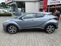 Toyota C-HR / C-HR+ 1.8 HYBRID STYLE AFN-TREKHAAK ALL SEASON STOEL/STUURVERW LED PARK-CAMERA LM-VELGEN APPLE/ANDROID
