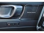Volvo XC40 T5 Recharge R-Design - Panorama/schuifdak - IntelliSafe Assist - 360º Camera - Harman/Kardon audio - Verwarmde voorstoelen & stuur - Parkeersensoren voor & achter - Elektr. bedienb. voorstoelen met geheugen links - Standkachel - Extra getint glas - Inklapbare trekhaak - 19' LMV