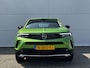 Opel Mokka-e Elegance 50-kWh 11kw bl. Navigatie via Apple Carplay of Android Auto / Achteruitrijcamera / Parkeersensoren achter / Cruise control / Lane assist / DAB radio / Telefoon voorbereiding * DAB radio / Lichtmetalen wielen 17" / Stoelverwarming  / Elektrische ramen / Elektrische spiegels