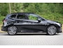 BMW 2-Serie Active Tourer 218i M-Sport | Pano | HUD | H&K | Drive ass Pro | Massage | 360 Cam | Elektr. trekhaak | Stuurverwarming | 18" | Keyless | Elektr. stoel + mem | Etc.