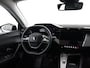 Peugeot 408 1.6 HYbrid Allure 180 EAT8 Apple Carplay/Android Auto, Cruise control adaptief, Vision pakket, Keyless entry, Parkeersensor voor/achter Een modern design met luxe en comfort. Dankzij het ruime interieur en de efficiënte hybride aandrijflijn is deze auto ideaal voor zowel dagelijkse ritten als lange afstanden. Met zijn rijke u