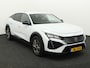 Peugeot 408 1.6 HYbrid Allure 180 EAT8 Apple Carplay/Android Auto, Cruise control adaptief, Vision pakket, Keyless entry, Parkeersensor voor/achter Een modern design met luxe en comfort. Dankzij het ruime interieur en de efficiënte hybride aandrijflijn is deze auto ideaal voor zowel dagelijkse ritten als lange afstanden. Met zijn rijke u