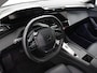 Peugeot 408 1.6 HYbrid Allure 180 EAT8 Apple Carplay/Android Auto, Cruise control adaptief, Vision pakket, Keyless entry, Parkeersensor voor/achter Een modern design met luxe en comfort. Dankzij het ruime interieur en de efficiënte hybride aandrijflijn is deze auto ideaal voor zowel dagelijkse ritten als lange afstanden. Met zijn rijke u