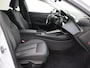 Peugeot 408 1.6 HYbrid Allure 180 EAT8 Apple Carplay/Android Auto, Cruise control adaptief, Vision pakket, Keyless entry, Parkeersensor voor/achter Een modern design met luxe en comfort. Dankzij het ruime interieur en de efficiënte hybride aandrijflijn is deze auto ideaal voor zowel dagelijkse ritten als lange afstanden. Met zijn rijke u