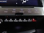 Peugeot 408 1.6 HYbrid Allure 180 EAT8 Apple Carplay/Android Auto, Cruise control adaptief, Vision pakket, Keyless entry, Parkeersensor voor/achter Een modern design met luxe en comfort. Dankzij het ruime interieur en de efficiënte hybride aandrijflijn is deze auto ideaal voor zowel dagelijkse ritten als lange afstanden. Met zijn rijke u
