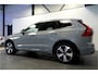 Volvo XC60 2.0 T6 Plug-in hybrid AWD 293kW/399pk Aut8 Long Range Edition Bright NIEUWSTAAT! PANORAMADAK + LEDER + ADAPT.CRUISE + PILOT ASSIST + GOOGLE NAVIGATIE&SERVICES + EL.WEGKLABARE TREKHAAK + SPATLAPPEN + CAMERA + PARKSENSOREN + 19" LM-VELGEN!!