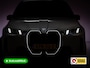 BMW iX xDrive45 101 kWh M-Sport | Pano | Elec. Trekhaak | Luchtvering | Verlichte gril | Stoelverw. en koeling, | Achterbankverw. | Softclose, Meesturende achteras, Harman Kardon, 36 maanden Fabrieksgarantie NL-Auto, Service Inclusive