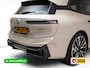 BMW iX xDrive45 101 kWh M-Sport | Pano | Elec. Trekhaak | Luchtvering | Verlichte gril | Stoelverw. en koeling, | Achterbankverw. | Softclose, Meesturende achteras, Harman Kardon, 36 maanden Fabrieksgarantie NL-Auto, Service Inclusive