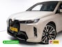 BMW iX xDrive45 101 kWh M-Sport | Pano | Elec. Trekhaak | Luchtvering | Verlichte gril | Stoelverw. en koeling, | Achterbankverw. | Softclose, Meesturende achteras, Harman Kardon, 36 maanden Fabrieksgarantie NL-Auto, Service Inclusive