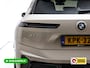 BMW iX xDrive45 101 kWh M-Sport | Pano | Elec. Trekhaak | Luchtvering | Verlichte gril | Stoelverw. en koeling, | Achterbankverw. | Softclose, Meesturende achteras, Harman Kardon, 36 maanden Fabrieksgarantie NL-Auto, Service Inclusive