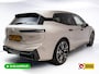 BMW iX xDrive45 101 kWh M-Sport | Pano | Elec. Trekhaak | Luchtvering | Verlichte gril | Stoelverw. en koeling, | Achterbankverw. | Softclose, Meesturende achteras, Harman Kardon, 36 maanden Fabrieksgarantie NL-Auto, Service Inclusive