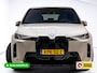BMW iX xDrive45 101 kWh M-Sport | Pano | Elec. Trekhaak | Luchtvering | Verlichte gril | Stoelverw. en koeling, | Achterbankverw. | Softclose, Meesturende achteras, Harman Kardon, 36 maanden Fabrieksgarantie NL-Auto, Service Inclusive