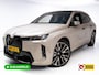 BMW iX xDrive45 101 kWh M-Sport | Pano | Elec. Trekhaak | Luchtvering | Verlichte gril | Stoelverw. en koeling, | Achterbankverw. | Softclose, Meesturende achteras, Harman Kardon, 36 maanden Fabrieksgarantie NL-Auto, Service Inclusive