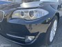 BMW 5-Serie 523i High Executive NL-AUTO NAP/LEER/NAV/PDC/18'