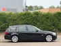 BMW 3-Serie Touring 325i High Executive | Black Sapphire Metallic | 6-Cilinder | Leder | Sportief & Keurig