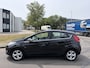 Ford Fiesta 1.25i Titanium 5-Deurs 82 PK. Leuke en zeer fijn rijdende auto met goed onderhoud in het verleden !!! Distributieriem en waterpomp vervangen in 2020 !! Alle keuringen toegestaan !