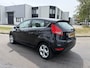 Ford Fiesta 1.25i Titanium 5-Deurs 82 PK. Leuke en zeer fijn rijdende auto met goed onderhoud in het verleden !!! Distributieriem en waterpomp vervangen in 2020 !! Alle keuringen toegestaan !