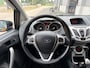 Ford Fiesta 1.25i Titanium 5-Deurs 82 PK. Leuke en zeer fijn rijdende auto met goed onderhoud in het verleden !!! Distributieriem en waterpomp vervangen in 2020 !! Alle keuringen toegestaan !
