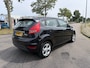 Ford Fiesta 1.25i Titanium 5-Deurs 82 PK. Leuke en zeer fijn rijdende auto met goed onderhoud in het verleden !!! Distributieriem en waterpomp vervangen in 2020 !! Alle keuringen toegestaan !