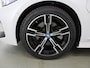 BMW 3-Serie Touring 330e M-Sport | SOH 96,1% | Panoramadak | Elek. Sportstoelen met Geheugen | HUD | Camera | Apple Carplay/Android Auto | Adaptieve Cruise Control | Comfort Pakket | M-Sport Pro | Curved Display |
