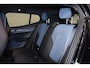 Volvo EX30 Twin Motor Perfrmance Plus Europa 69 kWh - Black Edition - IntelliSafe Assist - Intellisafe Surround - Verwarmde voorstoelen & stuur - Elektr. bedienb. voorstoelen met geheugen - Draadloze tel. lader - Extra getint glas - Inklapbare trekhaak - 21'' LMV