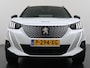 Peugeot e-2008 EV GT Pack 50kWh SOH 90% Panoramadak Trekhaak Two Tone Adap.Cruise 360°Camera Apple Carplay Android Auto 3D-Navi Ecc Pdc Keyless Regen-Lichtsensor Lane Assist Privacy Glas Lmv 18" Led Isofix Connected-Apps DAB Bluetooth 1e Eigenaar Origineel Nederlandse Auto Dealeronderhouden