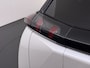 Peugeot e-2008 EV GT Pack 50kWh SOH 90% Panoramadak Trekhaak Two Tone Adap.Cruise 360°Camera Apple Carplay Android Auto 3D-Navi Ecc Pdc Keyless Regen-Lichtsensor Lane Assist Privacy Glas Lmv 18" Led Isofix Connected-Apps DAB Bluetooth 1e Eigenaar Origineel Nederlandse Auto Dealeronderhouden