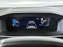 Peugeot e-2008 EV GT Pack 50kWh SOH 90% Panoramadak Trekhaak Two Tone Adap.Cruise 360°Camera Apple Carplay Android Auto 3D-Navi Ecc Pdc Keyless Regen-Lichtsensor Lane Assist Privacy Glas Lmv 18" Led Isofix Connected-Apps DAB Bluetooth 1e Eigenaar Origineel Nederlandse Auto Dealeronderhouden