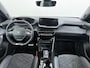 Peugeot e-2008 EV GT Pack 50kWh SOH 90% Panoramadak Trekhaak Two Tone Adap.Cruise 360°Camera Apple Carplay Android Auto 3D-Navi Ecc Pdc Keyless Regen-Lichtsensor Lane Assist Privacy Glas Lmv 18" Led Isofix Connected-Apps DAB Bluetooth 1e Eigenaar Origineel Nederlandse Auto Dealeronderhouden
