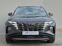 Hyundai Tucson 1.6 T-GDI PHEV Comfort Smart 4WD / SOH 97% / Dealer onderhouden / Fabrieksgarantie tot 06-2027 / 1.350 kg trekgewicht / Elektrische achterklep / Achteruitrijcamera / Stuur- & Stoelverwarming / Apple Carplay Android Auto / Adaptief cruise control /