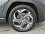Hyundai Tucson 1.6 T-GDI PHEV Comfort Smart 4WD / SOH 97% / Dealer onderhouden / Fabrieksgarantie tot 06-2027 / 1.350 kg trekgewicht / Elektrische achterklep / Achteruitrijcamera / Stuur- & Stoelverwarming / Apple Carplay Android Auto / Adaptief cruise control /
