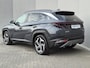 Hyundai Tucson 1.6 T-GDI PHEV Comfort Smart 4WD / SOH 97% / Dealer onderhouden / Fabrieksgarantie tot 06-2027 / 1.350 kg trekgewicht / Elektrische achterklep / Achteruitrijcamera / Stuur- & Stoelverwarming / Apple Carplay Android Auto / Adaptief cruise control /