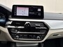 BMW 5-Serie 520e High Executive / Elektrische stoelen & geheugen / Stuur- en stoelverwarming / Apple Carplay Android / 18" LM wielen / wit Leer / EAER 52 km