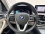 BMW 5-Serie 520e High Executive / Elektrische stoelen & geheugen / Stuur- en stoelverwarming / Apple Carplay Android / 18" LM wielen / wit Leer / EAER 52 km