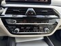 BMW 5-Serie 520e High Executive / Elektrische stoelen & geheugen / Stuur- en stoelverwarming / Apple Carplay Android / 18" LM wielen / wit Leer / EAER 52 km