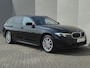 BMW 3-Serie Touring 330e / SOH 95% / Dealer onderhouden / 1.500 kg Elektr. trekhaak / EAER 60 km / Apple Carplay Android Auto / Elektrische achterklep / Cruise control / Keyless start / Climate control / Navigatie / Parkeersensoren voor en achter /
