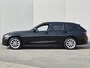 BMW 3-Serie Touring 330e / SOH 95% / Dealer onderhouden / 1.500 kg Elektr. trekhaak / EAER 60 km / Apple Carplay Android Auto / Elektrische achterklep / Cruise control / Keyless start / Climate control / Navigatie / Parkeersensoren voor en achter /